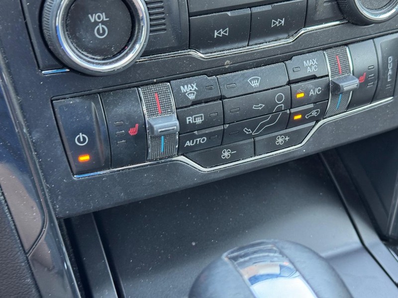 Ford Explorer Vehicle Full-screen Gallery Image 24