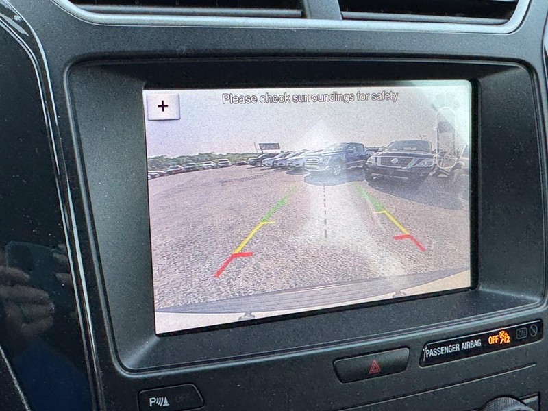 Ford Explorer Vehicle Full-screen Gallery Image 25
