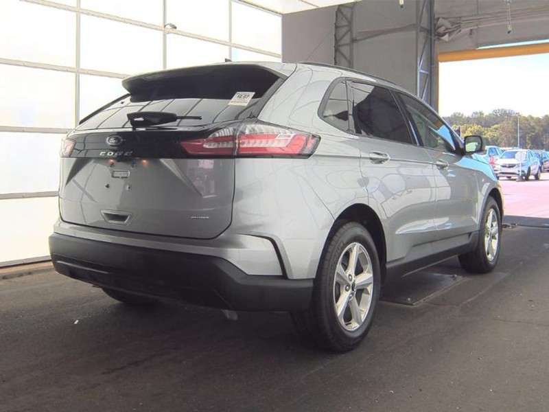 Ford Edge Vehicle Full-screen Gallery Image 02