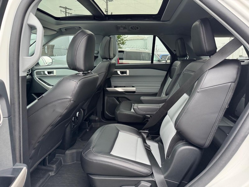 Ford Explorer Vehicle Full-screen Gallery Image 12