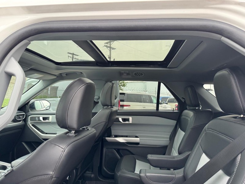 Ford Explorer Vehicle Full-screen Gallery Image 13