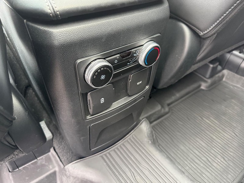 Ford Explorer Vehicle Full-screen Gallery Image 15