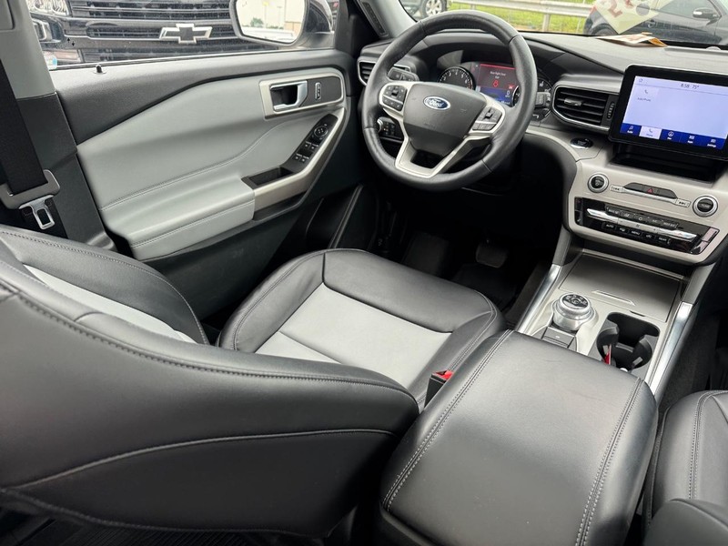 Ford Explorer Vehicle Full-screen Gallery Image 16