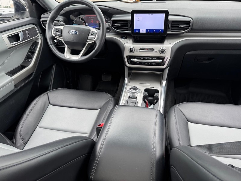 Ford Explorer Vehicle Full-screen Gallery Image 17