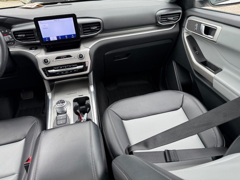 Ford Explorer Vehicle Full-screen Gallery Image 18