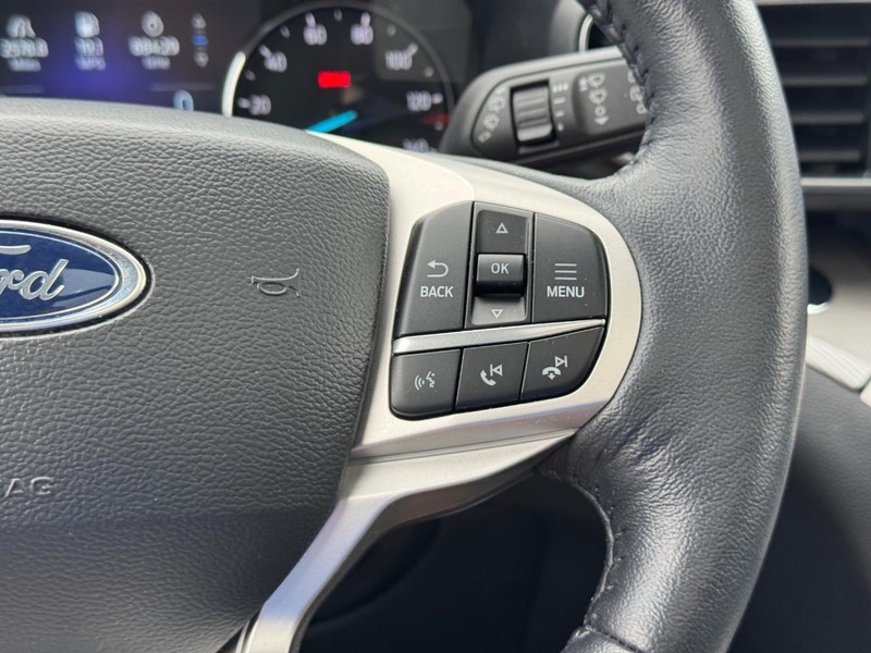 Ford Explorer Vehicle Full-screen Gallery Image 23