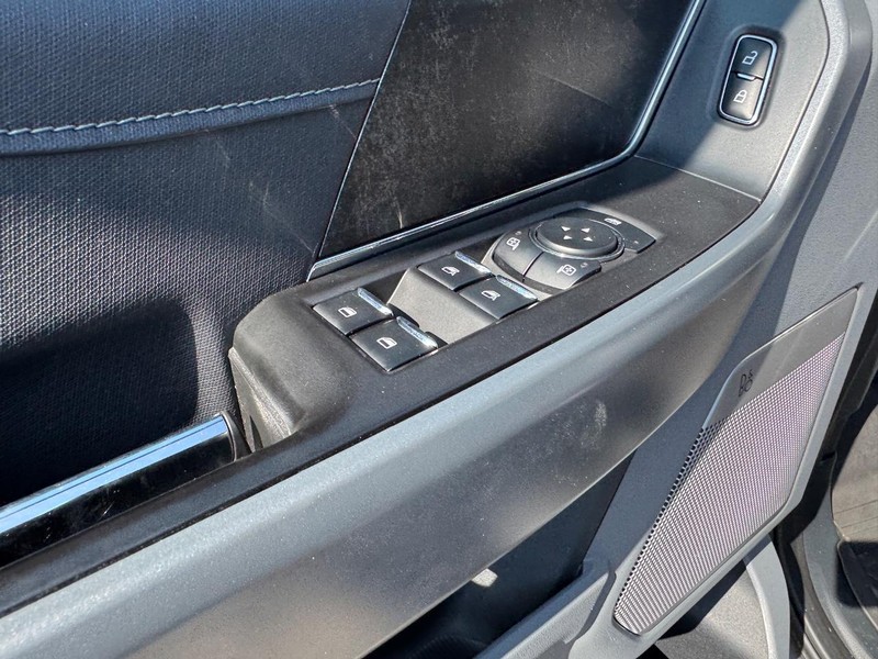 Ford F-150 Vehicle Full-screen Gallery Image 17