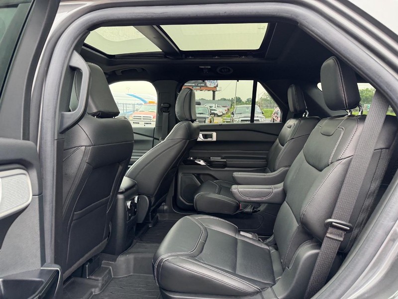 Ford Explorer Vehicle Full-screen Gallery Image 12