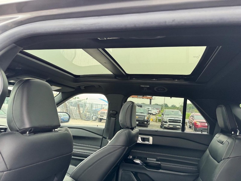 Ford Explorer Vehicle Full-screen Gallery Image 13