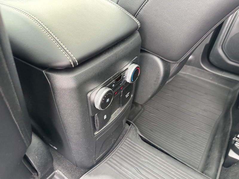 Ford Explorer Vehicle Full-screen Gallery Image 14