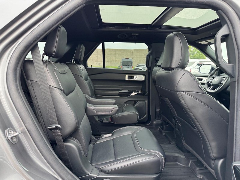 Ford Explorer Vehicle Full-screen Gallery Image 15