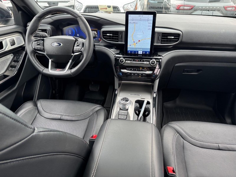 Ford Explorer Vehicle Full-screen Gallery Image 16