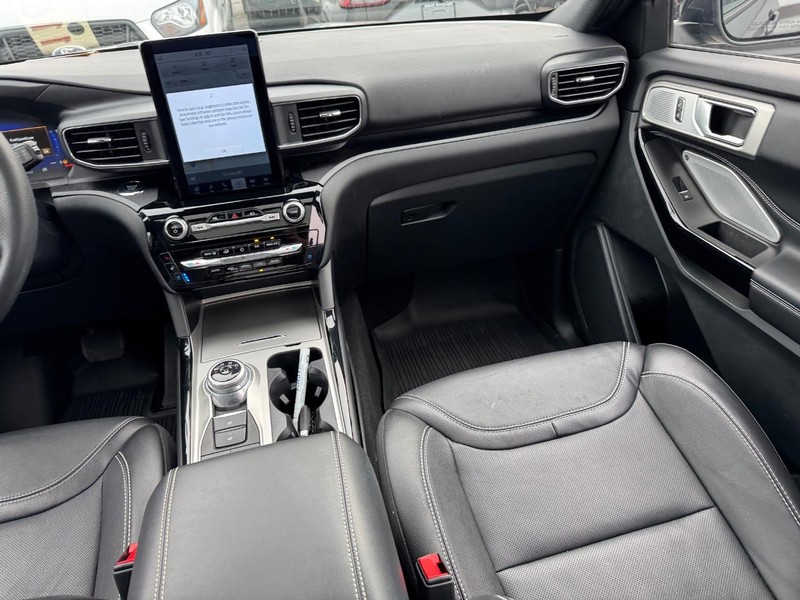 Ford Explorer Vehicle Full-screen Gallery Image 17