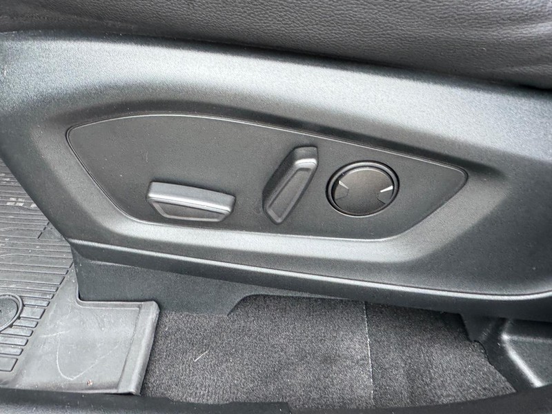 Ford Explorer Vehicle Full-screen Gallery Image 18