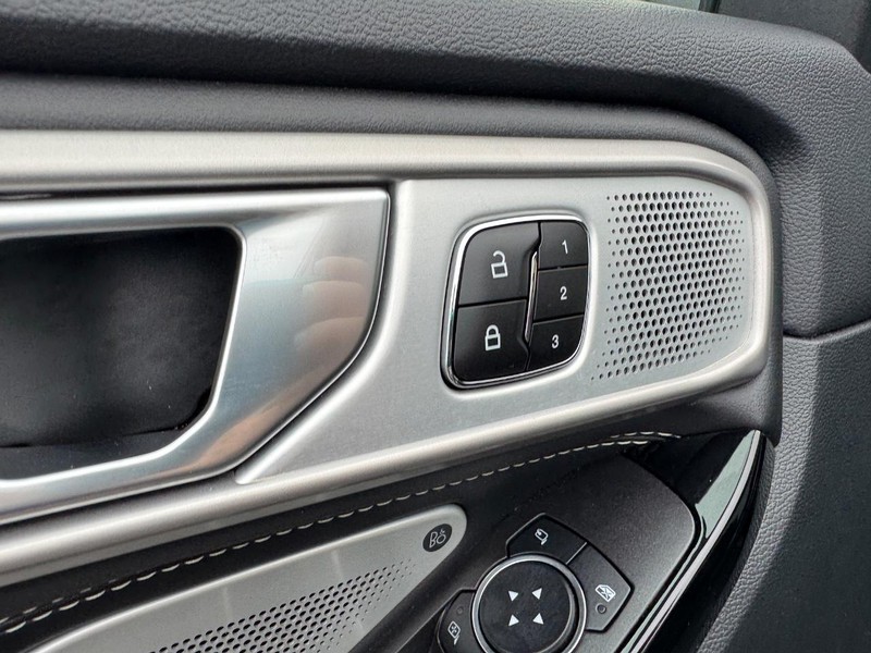 Ford Explorer Vehicle Full-screen Gallery Image 20