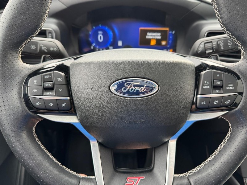 Ford Explorer Vehicle Full-screen Gallery Image 21