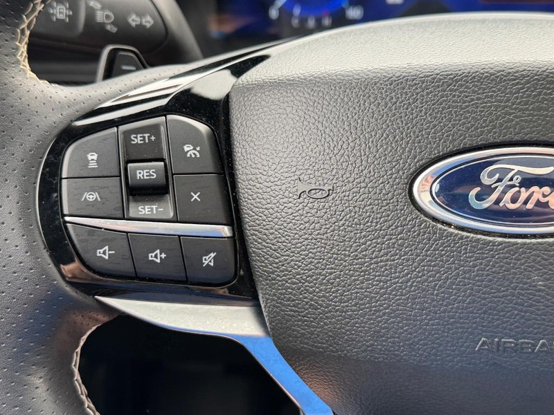 Ford Explorer Vehicle Full-screen Gallery Image 22