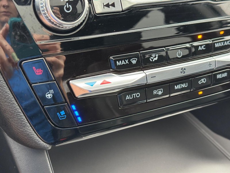 Ford Explorer Vehicle Full-screen Gallery Image 25