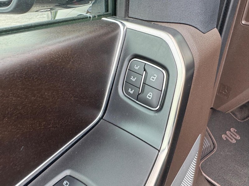 Ford F-150 Vehicle Full-screen Gallery Image 19