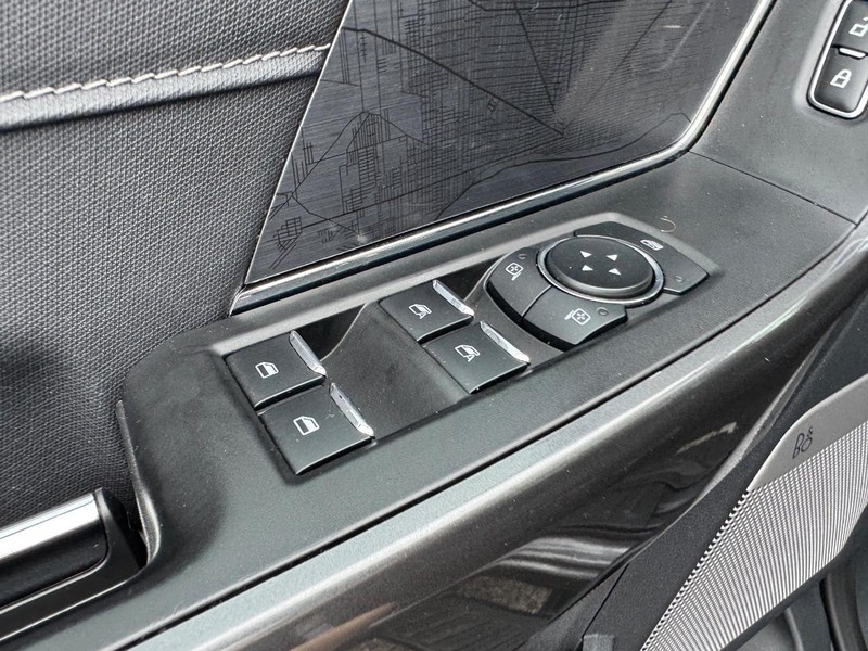 Ford F-150 Vehicle Full-screen Gallery Image 18