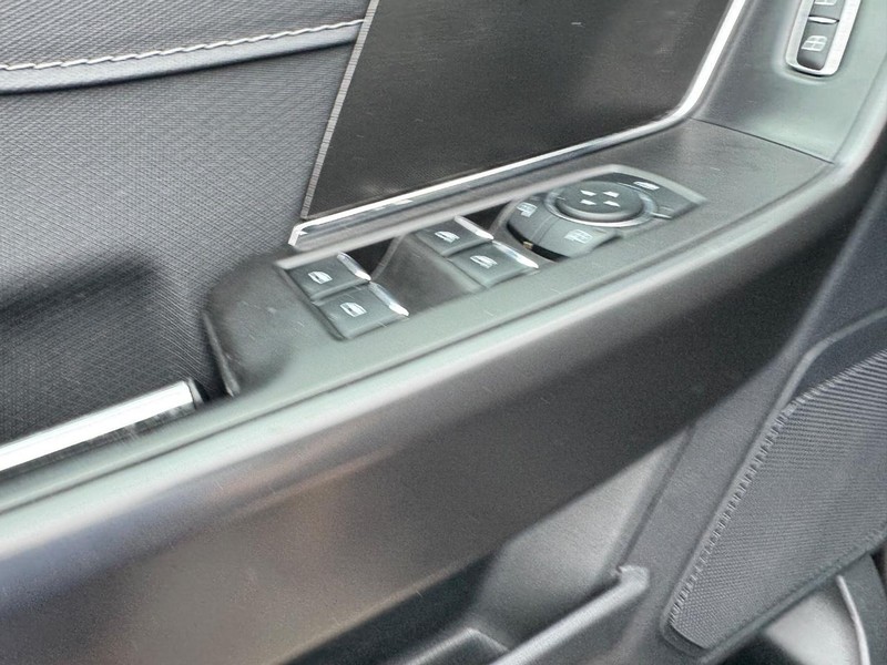 Ford F-150 Vehicle Full-screen Gallery Image 18