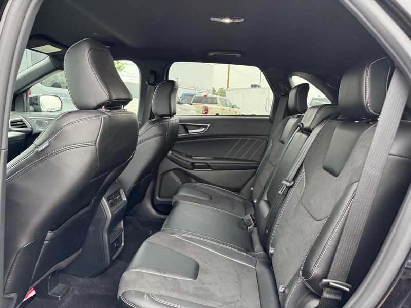 Ford Edge Vehicle Full-screen Gallery Image 12
