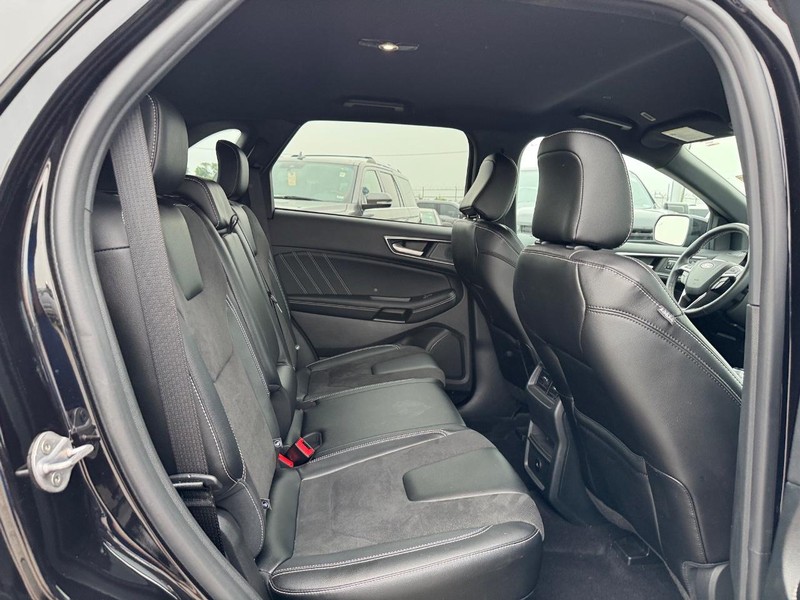 Ford Edge Vehicle Full-screen Gallery Image 13