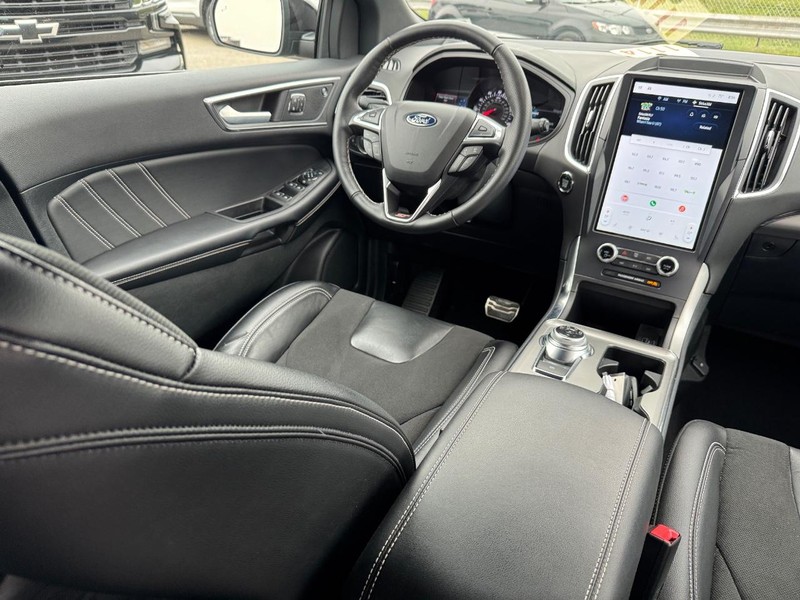 Ford Edge Vehicle Full-screen Gallery Image 14