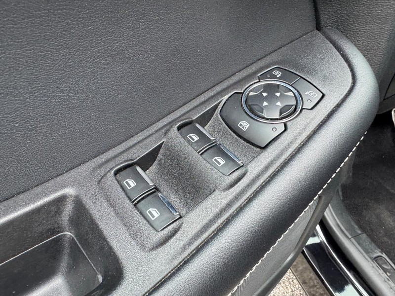 Ford Edge Vehicle Full-screen Gallery Image 18