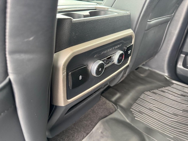 Ford Expedition Vehicle Full-screen Gallery Image 14