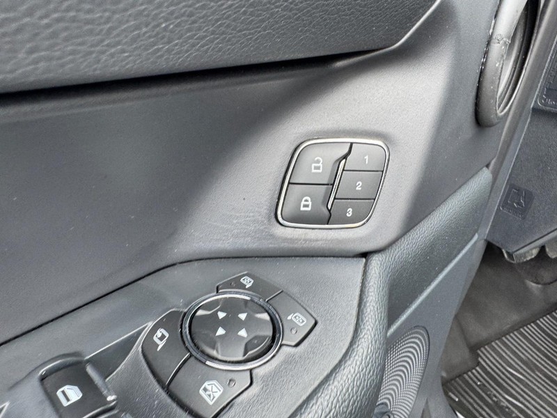 Ford Expedition Vehicle Full-screen Gallery Image 21