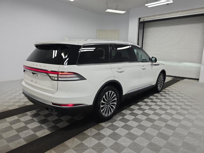 Lincoln Aviator Vehicle Full-screen Gallery Image 02