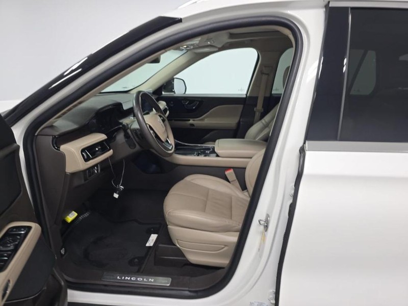 Lincoln Aviator Vehicle Full-screen Gallery Image 04