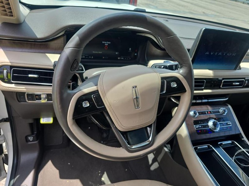 Lincoln Aviator Vehicle Full-screen Gallery Image 05