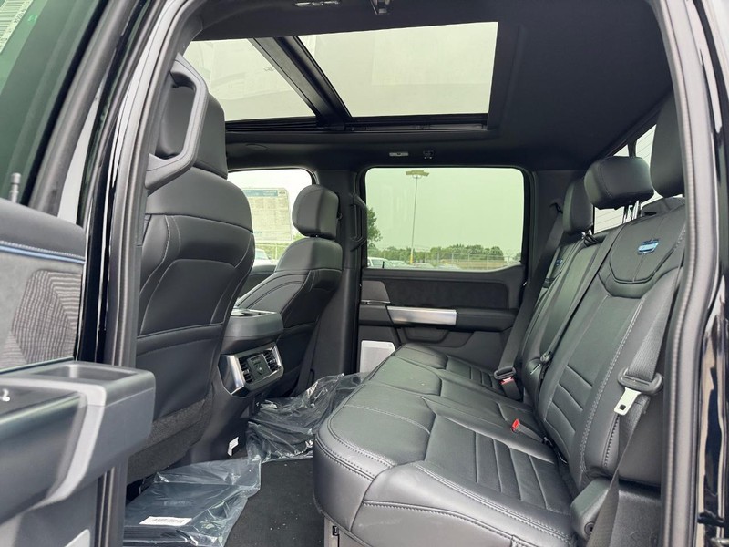 Ford Super Duty F-350 SRW Vehicle Full-screen Gallery Image 12