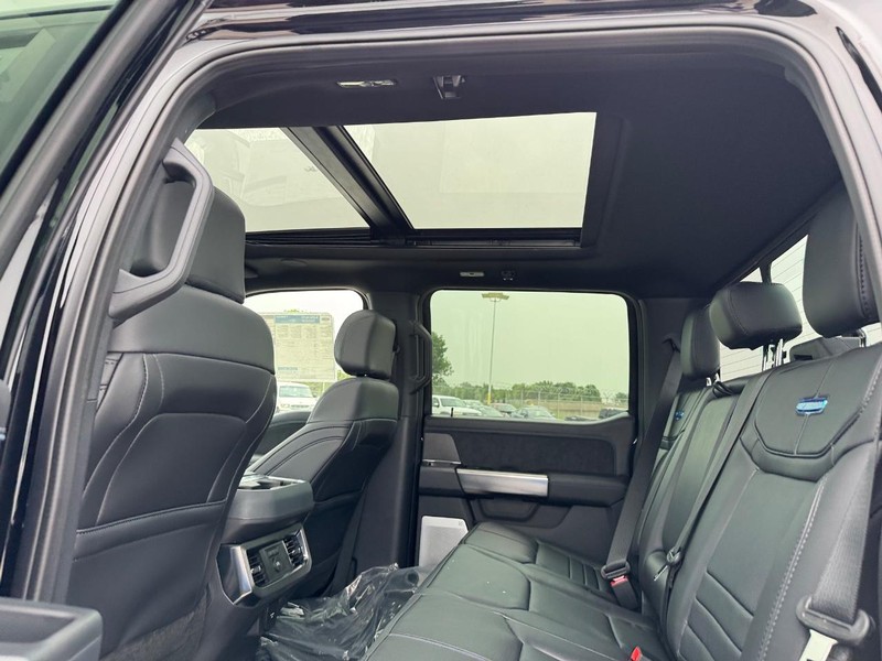 Ford Super Duty F-350 SRW Vehicle Full-screen Gallery Image 13