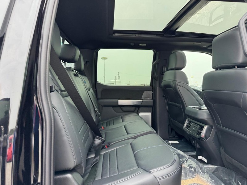 Ford Super Duty F-350 SRW Vehicle Full-screen Gallery Image 14