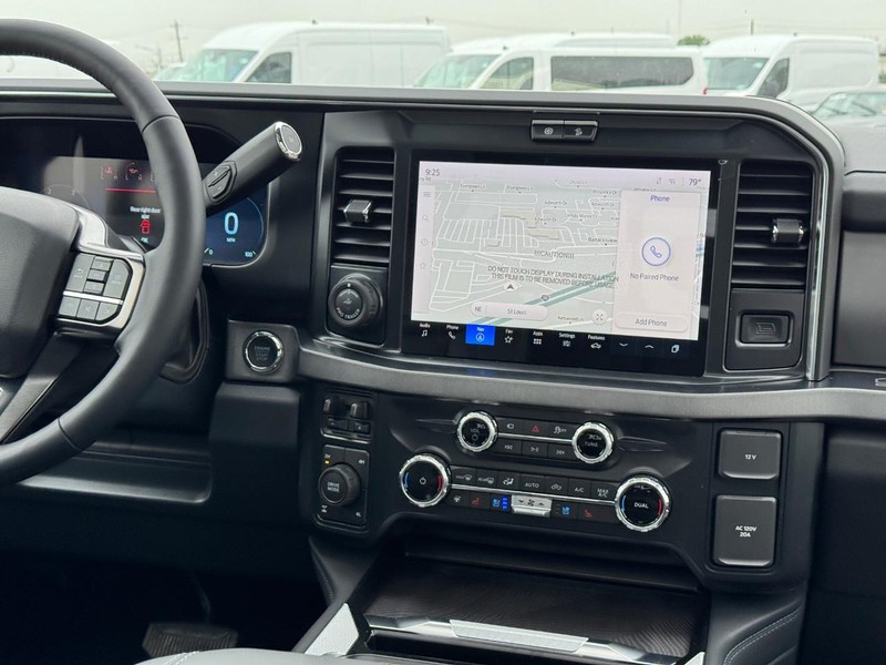 Ford Super Duty F-350 SRW Vehicle Full-screen Gallery Image 17