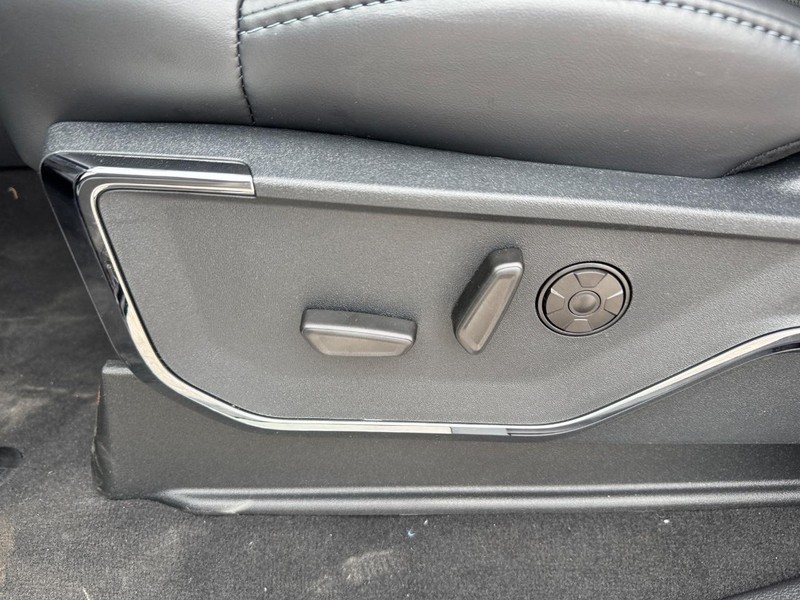 Ford Super Duty F-350 SRW Vehicle Full-screen Gallery Image 19