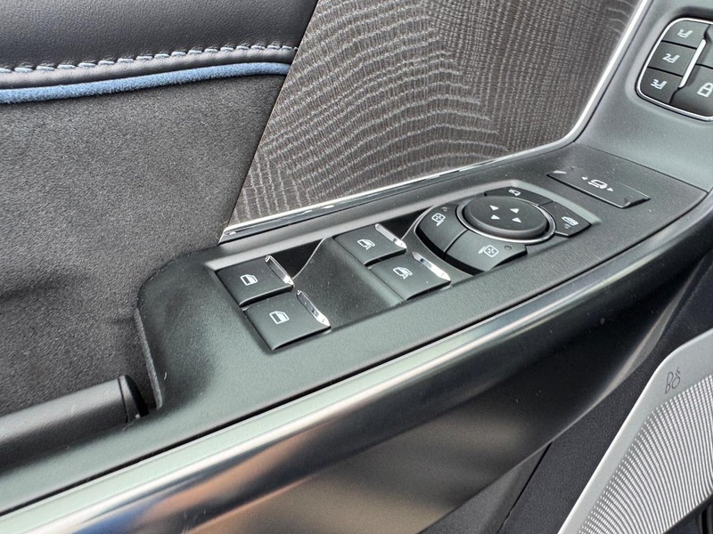 Ford Super Duty F-350 SRW Vehicle Full-screen Gallery Image 20