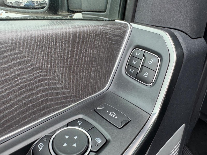 Ford Super Duty F-350 SRW Vehicle Full-screen Gallery Image 21