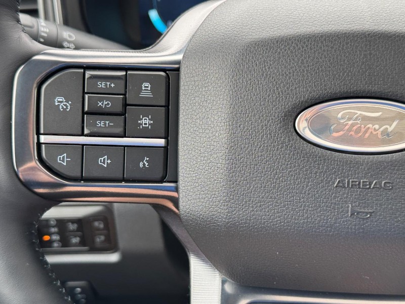 Ford Super Duty F-350 SRW Vehicle Full-screen Gallery Image 23
