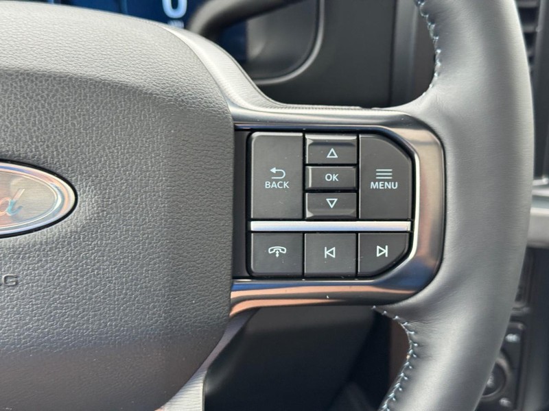 Ford Super Duty F-350 SRW Vehicle Full-screen Gallery Image 24