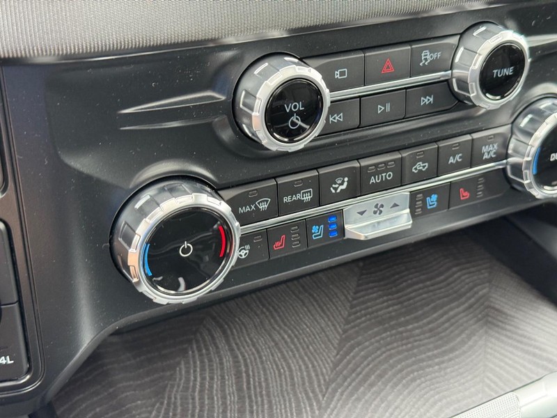 Ford Super Duty F-350 SRW Vehicle Full-screen Gallery Image 26
