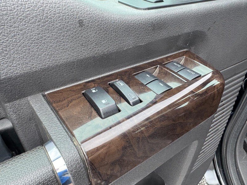 Ford Super Duty F-350 SRW Vehicle Full-screen Gallery Image 19