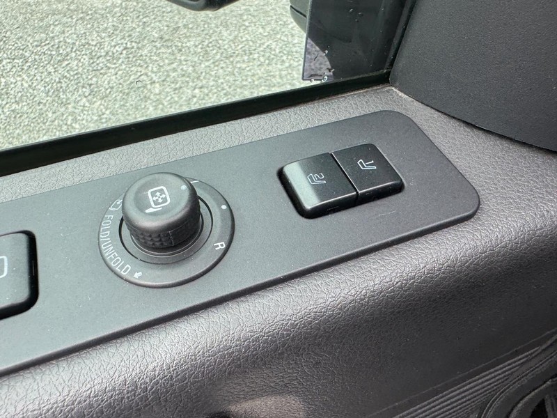Ford Super Duty F-350 SRW Vehicle Full-screen Gallery Image 20