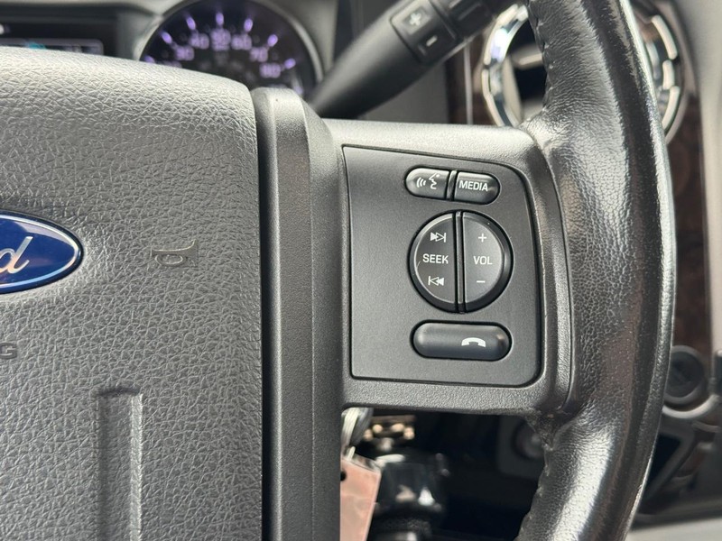 Ford Super Duty F-350 SRW Vehicle Full-screen Gallery Image 23