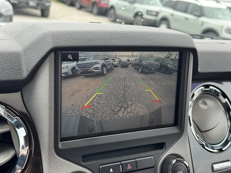 Ford Super Duty F-350 SRW Vehicle Full-screen Gallery Image 25