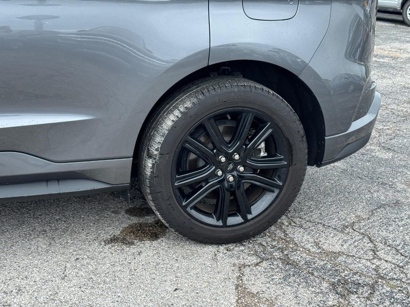 Ford Edge Vehicle Full-screen Gallery Image 11