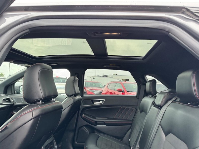 Ford Edge Vehicle Full-screen Gallery Image 13